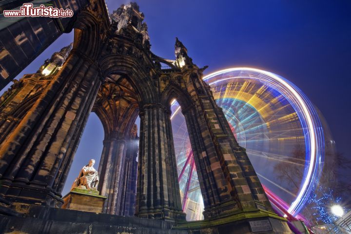 Immagine Il sacro e il profano fianco a fianco: il monumento a Walter Scott, il celebre poeta-scrittore scozzese e la grande ruota panoramica a Edimburgo - © Andrea Obzerova / Shutterstock.com