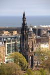 Panorama di Edimburgo con la guglia del Walter Scott Monument, la costruzione gotica eretta in onore dello scrittore scozzese - © PlusONE / Shutterstock.com 