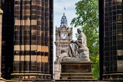 La statua del grande scrittore scozzese, Sir Walter Scott, è sormontata da un grande monumento gotico (in stile vittoriano) che si eleva di 60 metri, nella città di Edimburgo - Dmitry ...