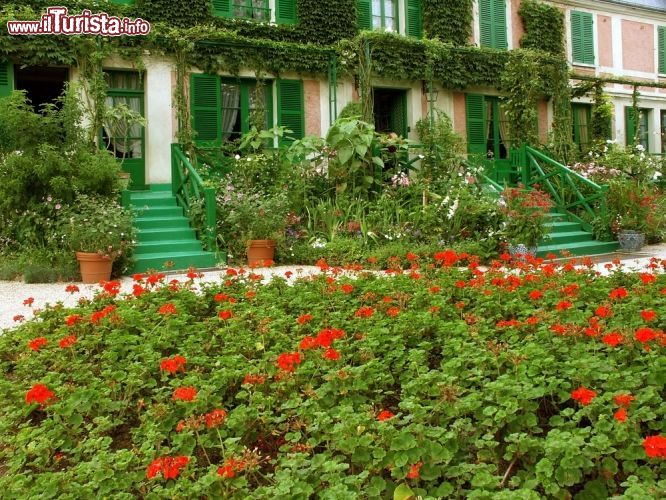 Immagine In questa casa il 5 dicembre 1926 si spense Calude Monet. Ora grazie al lavoro della Fondazione a lui dedicata è possibile visitare la casa e i magnific giardini che furono curati dallo stesso pittore francese - © David Hughes / Shutterstock.com