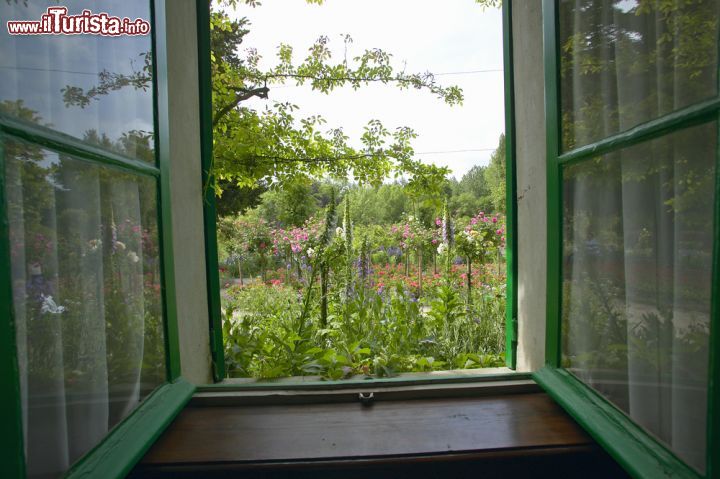 Immagine Sentirsi come Claude Monet: la finestra della sua casa a Giverny sembra aprirsi su uno dei suoi quadri - © Joseph Sohm / Shutterstock.com