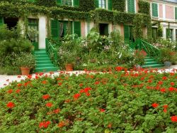 In questa casa il 5 dicembre 1926 si spense Calude Monet. Ora grazie al lavoro della Fondazione a lui dedicata è possibile visitare la casa e i magnific giardini che furono curati dallo ...