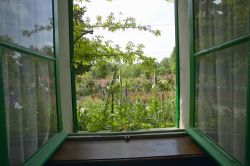 Sentirsi come Claude Monet: la finestra della sua casa a Giverny sembra aprirsi su uno dei suoi quadri - © Joseph Sohm / Shutterstock.com 