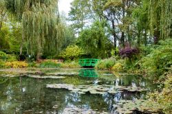 Lo stagno e il ponte giapponese nei giardini di Casa Monet a Giverny. Lo specchio d'acqua è chiamato come il bacino delle ninfee - © Jaime Pharr / Shutterstock.com