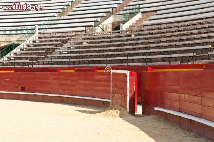 Immagine L'interno della Plaza de Toros di Valencia. L'arena, una delle più belle della Spagna, può contenere fino a quindicimila spettatori - Foto © pio3 / Shutterstock.com
