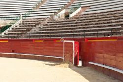 L'interno della Plaza de Toros di Valencia. L'arena, una delle più belle della Spagna, può contenere fino a quindicimila spettatori - Foto © pio3 / Shutterstock.com ...