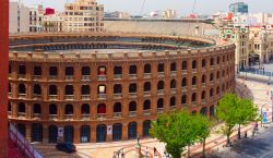 Una veduta complessiva della Plaza de Toros di Valencia. Per capire se è in programma una corrida semplicemente guardandola dall'esterno, occorre vedere se sono issate le bandiere ...