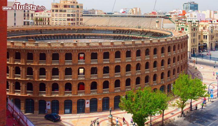 Immagine Una veduta complessiva della Plaza de Toros di Valencia. Per capire se è in programma una corrida semplicemente guardandola dall'esterno, occorre vedere se sono issate le bandiere della Comunitat Valenciana e quelle del Comune - Foto © Yevgen Belich / Shutterstock.com