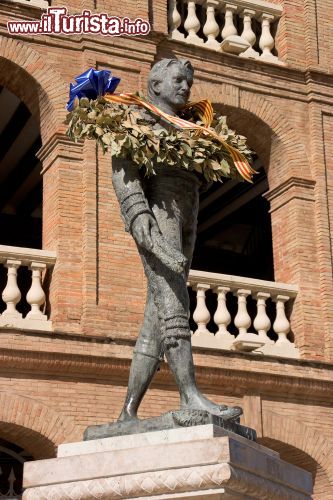 Immagine La statua di Manolo Montoliu, situata presso la Plaza de Totods di Valencia. Il torero rimase ucciso durnate una corrida nel 1992 a Siviglia - Foto © Fabio Bernardi / Shutterstock.com