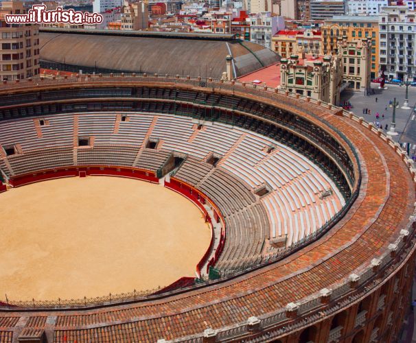 Immagine La veduta dall'alto della Plaza de Toros di valencia consente di cogliere l'enormità della struttura, situata in una zna centrale, proprio accanto alla stazione dei treni - Foto © Yevgen Belich / Shutterstock.com