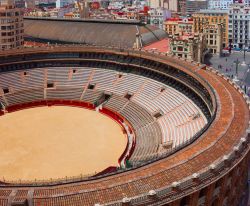 La veduta dall'alto della Plaza de Toros di valencia consente di cogliere l'enormità della struttura, situata in una zna centrale, proprio accanto alla stazione dei treni - Foto ...