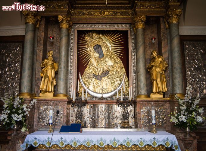 Immagine Il dipinto rinascimentale della Vergine Maria Madre della Misericordia anche conosciuta come la Nostra Signora della Porta dell'Aurora. E' conservato nella cappella costruita sulla Aušros Vartai, l'unico ingresso del centro storico di Vilnius che è sopravvissuto fino ai giorni nostri. L'immagine considerata miracolosa e meta di numerosi pellegrinaggi di fedeli lituani ma anche dalla vicina Polonia, dalla Bielorussia e dall'Ucraina   - © wiktord / Shutterstock.com