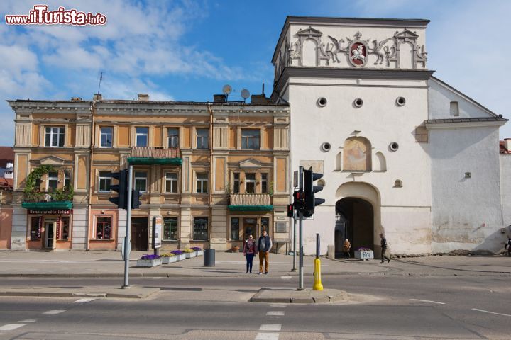 Immagine L'unico varco conservato dell'antica cinta muraria di Vilnius è la Porta dell'Aurora dove si trova una cappella che costudisce una immagine miracolosa della Vergine Maria - © Dmitry Chulov / Shutterstock.com