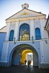 Il passaggio pedonale della Porta dell'Aurora di Vilnius, al primo piano la Cappella che conserva l'immagine della Vergine Maria - © Anilah / Shutterstock.com