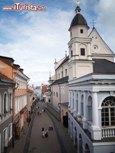 Immagine Il panorama del centro di Vilnius fotografato dalla Porta dell'Aurora, una delle attrazioni storiche della città - © wiktord / Shutterstock.com