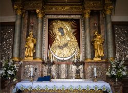 Il dipinto rinascimentale della Vergine Maria Madre della Misericordia anche conosciuta come la Nostra Signora della Porta dell'Aurora. E' conservato nella cappella costruita ...