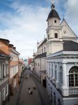 Il panorama del centro di Vilnius fotografato dalla Porta dell'Aurora, una delle attrazioni storiche della città - © wiktord / Shutterstock.com