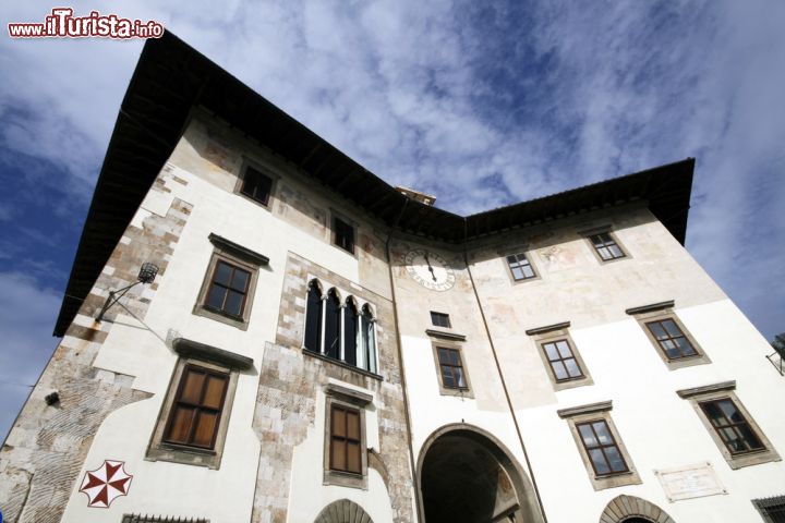 Immagine Il Palazzo dell'Orologio a Pisa: ingloba al suo interno la Torre della Muda (Torre Gualandi) tristemente famosa per l'episodio tragico del Conte Ugolino della Gherardesca, che venne descritto nell'Inferno di Dante. La morte per inedia del Conte e i suoi due figli la fecero soprannominare come la Torre della fame- © naten / Shutterstock.com