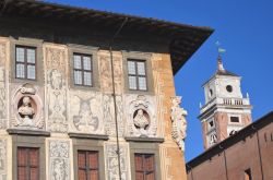 Dettaglio di Palazzo Cavalieri, l'edifio più bello del centro di Pisa, decorato con fregi ed affreschi - © Darios / Shutterstock.com