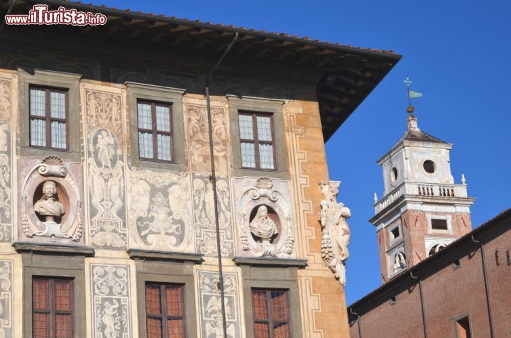 Immagine Dettaglio di Palazzo Cavalieri, l'edifio più bello del centro di Pisa, decorato con fregi ed affreschi - © Darios / Shutterstock.com