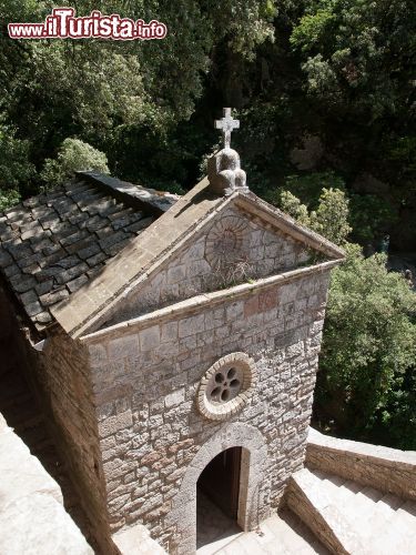 Immagine Arte medievale all'Eremo delle Carceri, Assisi - Considerata una delle più importanti costruzioni religiose di epoca medievale, l'Eremo sorge attorno alla grotta in cui Francesco iniziò a rifugiarsi nel 1205-1206 per contemplare e pregare il Signore. Fra celle dormitorio, chiostri e altri edifici sacri spicca la bella chiesetta di Santa Maria, da sempre luogo di preghiera per molti fedeli - © cudak / Shutterstock.com