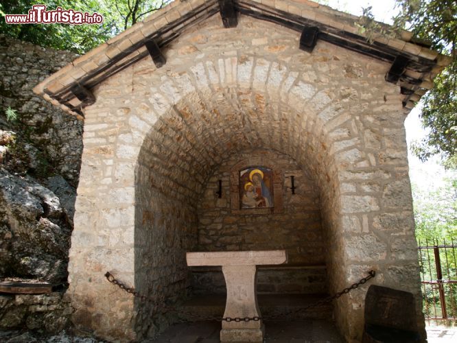 Immagine Cappella di Santa Maria delle Carceri, Assisi - La piccola edicola votiva dedicata alla Vergine nell'Eremo delle Carceri di Assisi dove i fitti boschi e le grotte naturali crearono "sacri ritiri" per Francesco e i suoi compagni di preghiera - © cudak / Shutterstock.com