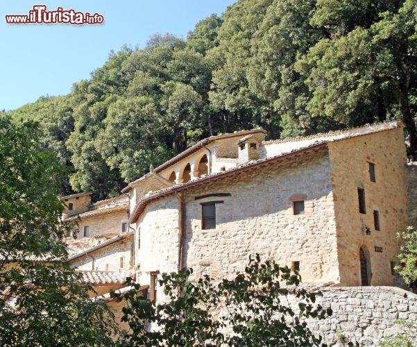 Immagine Convento dell'Eremo delle Carceri, Assisi - Situato in un bosco di lecci secolari e circondato da grotte naturali e piccole cappelle dove ancora oggi i fedeli di San Francesco d'Assisi si ritirano in preghiera e contemplazione, l'eremo fu ampliato nel 1400 con la costruzione della chiesa di Santa Maria delle Carceri e di un piccolo convento - © ChiccoDodiFC / Shutterstock.com