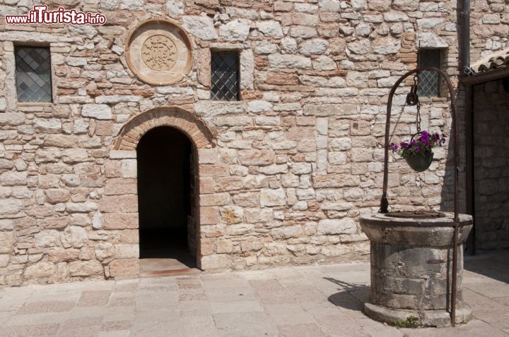 Immagine Eremo delle Carceri, Assisi - San Francesco e i suoi seguaci si ritiravano in questo luogo sulle pendici del Monte Subasio per meditare e pregare. Patrimonio dell'Umanità dal 2000, l'Eremo delle Carceri fu donato dal Comune ai benedettini che a loro volta lo cedettero al santo nativo di Assisi. Oggi è fra i capolvari dell'arte medievale oltre che un sito a cui si associano molti racconti di miracoli - © Stefano Panzeri / Shutterstock.com