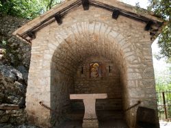 Cappella di Santa Maria delle Carceri, Assisi - La piccola edicola votiva dedicata alla Vergine nell'Eremo delle Carceri di Assisi dove i fitti boschi e le grotte naturali crearono "sacri ...