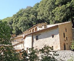 Convento dell'Eremo delle Carceri, Assisi - Situato in un bosco di lecci secolari e circondato da grotte naturali e piccole cappelle dove ancora oggi i fedeli di San Francesco d'Assisi ...