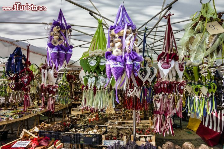 Immagine Esposizione di artigianato titpico della Baviera al Viktualienmarkt di Monaco - © Vlada Z / Shutterstock.com