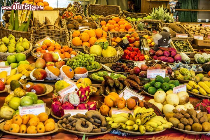 Immagine E' il mercato alimentare più famoso di tutta la Baviera: in centro a Monaco il Viktualienmarkt  offre oltre 22.000 metri quadrati di prodotti agricoli e di artigianato tipico Bavarese- © Vlada Z / Shutterstock.com