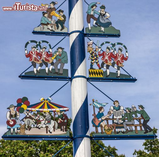 Immagine Particolare del "maypole" l'albero del calendimaggio issato sulla piazza del Viktualienmarkt  di Monaco di Baviera - © Vlada Z / Shutterstock.com