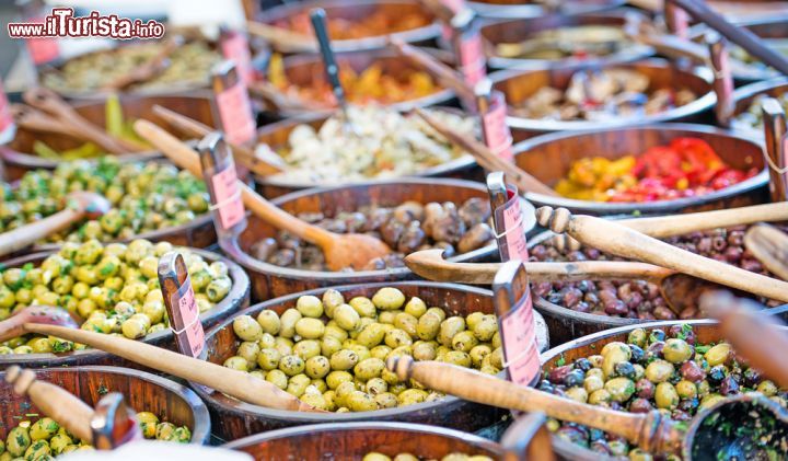 Immagine Particolare del Viktualienmarkt  il mercato alimentare pià famoso della Baviera - © In Green / Shutterstock.com