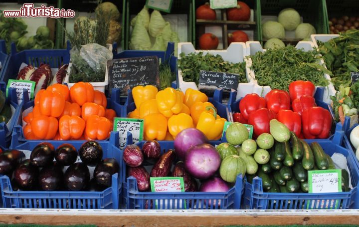 Immagine I colori e la cura con cui vengono esposte le merceologie al Viktualienmarkt attirano numero si turisti al mercato alimentare permanente più famoso di tutta la città di Monaco di Baviera - © Richard Jay / Shutterstock.com