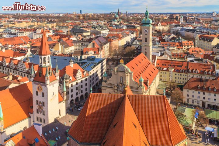 Immagine Sulla destra della Peterskirche troviamo il mercato alimentare Viktualienmarkt, con oltre 140 banchi e una superficie di 22 mila metri quadri - © Bertl123 / Shutterstock.com