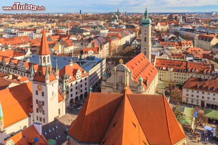 Immagine Sulla destra della Peterskirche troviamo il mercato alimentare Viktualienmarkt, con oltre 140 banchi e una superficie di 22 mila metri quadri - © Bertl123 / Shutterstock.com