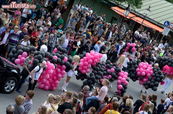 Immagine Parata del Gay Pride al Viktualienmarkt  di Monaco di Baviera - © Peter Scholz / Shutterstock.com