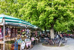 La piazza a fianco della Peterskirche di Monaco di Baviera ospita le bancarelle del Viktualienmarkt , il più grande mercato alimentare della città - © Vlada Z / Shutterstock.com ...