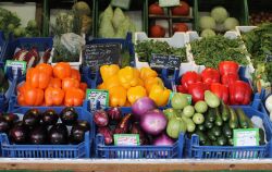 I colori e la cura con cui vengono esposte le merceologie al Viktualienmarkt attirano numero si turisti al mercato alimentare permanente più famoso di tutta la città di Monaco ...