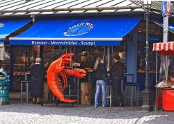 Una pescheria del mercato alimentare Viktualienmarkt ...