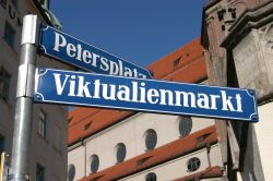 A pochi metri dalla Chiesa di San Pietro (Peterskirche) sorge il Viktualienmarkt, il più grande mercato alimentare permanente di Monaco di Baviera - © kai hecker / Shutterstock.com ...