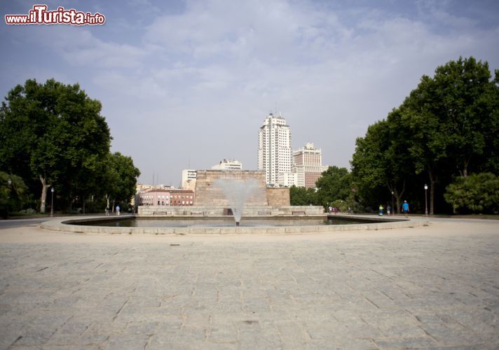 Immagine L'area coperta dai giardini di Parque del Oeste a Madrid un tempo fu teatro di violenti combattimenti della guerra civile spagnola. Qui si trova anche il tempio egiziano di Debod - © bepsy / Shutterstock.com