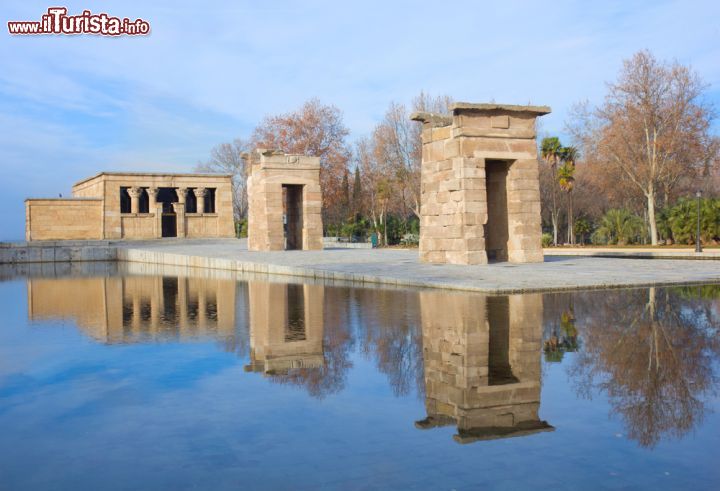 Immagine A nord ovest del centro di Madrid si trova il Parque del Oeste, dove sono state riassemblate le parti del tempio egiziano di Debod - © Neirfy / Shutterstock.com