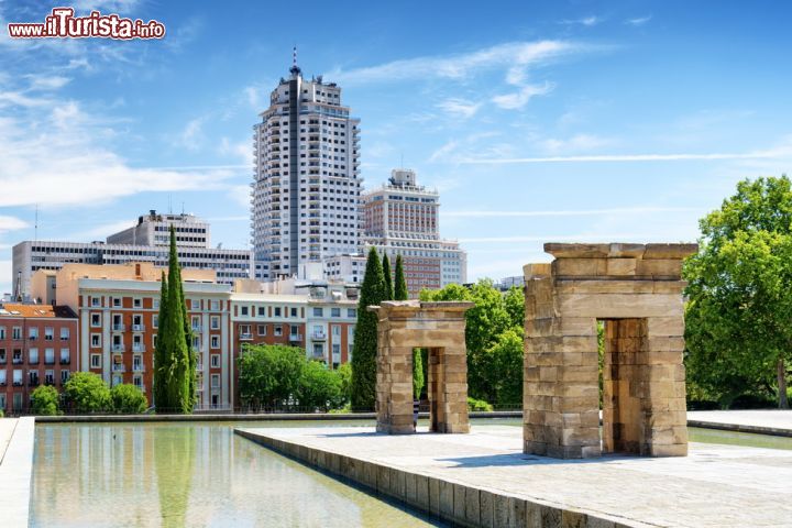 Immagine Il contrasto tra antico e moderno che si prova al Parque del Oeste di Madrid, dove si erge il tempio egiziano di Debod - © Efired / Shutterstock.com