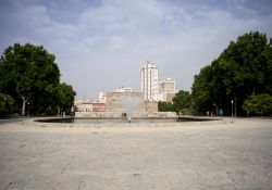 L'area coperta dai giardini di Parque del Oeste a Madrid un tempo fu teatro di violenti combattimenti della guerra civile spagnola. Qui si trova anche il tempio egiziano di Debod - © ...