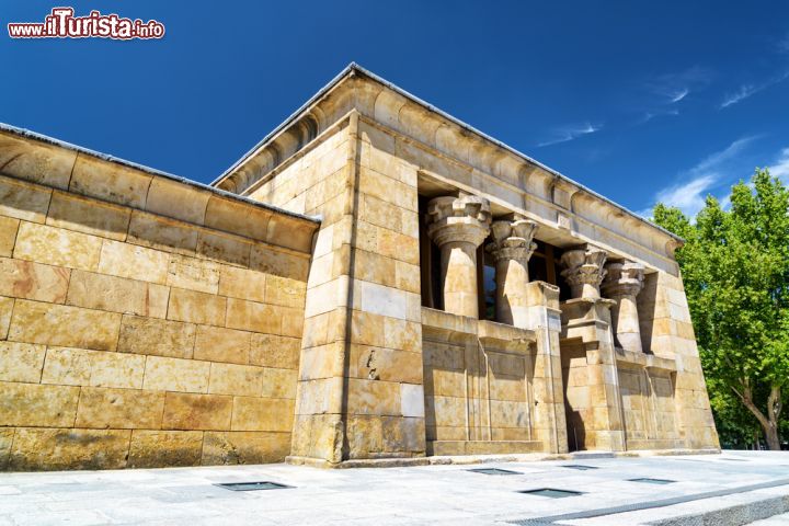 Immagine Il tempio di Debod è una delle attrazioni del Parque del Oeste a Madrid. Si tratta di un tempio originale egiziano, donato alla Spagna come ringraziamento per l'aiuto dato nella gestione dell'ermegenza diga di Assuan, quando il patrimonio archeologico fu messo a rischio per la creazione del lago Nasser - © Efired / Shutterstock.com