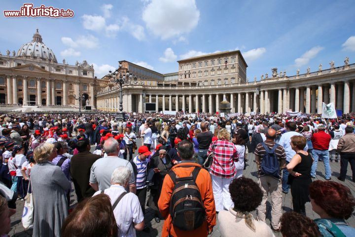 Immagine L'angelus della domenica alle ore 12: il Pontefice si affaccia dalla finestra del suo studio, salutando la folla assiepata in Piazza San Pietro - © Tupungato / Shutterstock.com