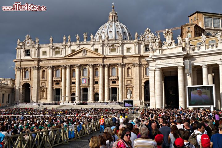 Immagine Piazza San Pietro gremita di fedeli. Si tratta di un luogo simbolo della Chiesa Cattolica, la monumentale Piazza di San pietro può accogliere svariate decine di migliaia di persone- © BlackMac / Shutterstock.com