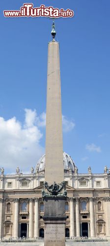 Immagine Il grande Obelisco in Piazza San Pietro a Roma con i suoi 25,5 metri è il secondo per altezza di tutta la capitale. Compreso il basamento si eleva di 40 metri sul piano della piazza. Quando venne portato a Roma, dalla città egizia di Heliopolis, nel 40 dopo Cristo, venne installato nel circo di Nerone, proprio a fianco del colle del Vaticano. A spostarlo nella posizone attuale fu papa Sisto V che lo volle al centro della Piazza antistante alla basilica più importante della cristianità. L'obelisco funge anche da gnomone della meridiana posta in Piazza San Pietro. Una delle sue peculiarità è anche quellla di non presentare geroglifici ma bensì iscrizioni in latino, e di essere l'unico obelisco di Roma a non essere meai caduto!  - © Livioandronico2013 - CC BY-SA 4.0 - Wikimedia Commons.